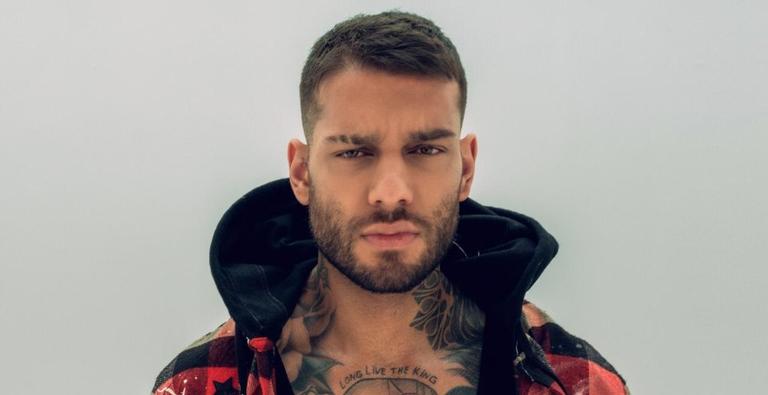 Lucas Lucco exibe corpo definido e posa usando cueca engraçada: ”Sedução”