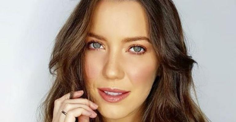 Nathalia Dill aparece de cara lavada e beleza surpreende: ”A Fabiana é uma gata”