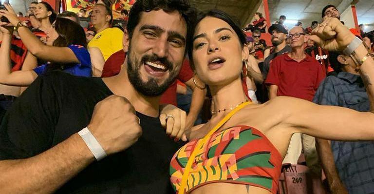Thaila Ayala surge em clique fofo mordendo o noivo e encanta a web: ”Imagina os filhos”