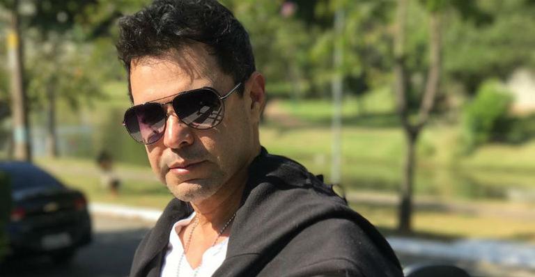 Zezé Di Camargo posta foto usando óculos de grau e brinca: ”Intelectual”