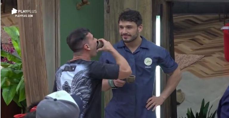 A Fazenda: Peões devoram ovos crus e chocam participantes da casa