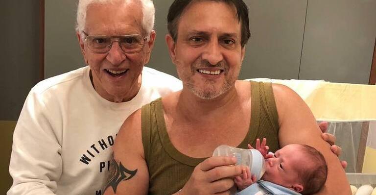 Após deixar hospital, Carlos Alberto de Nóbrega celebra chegada do último neto trigêmeo em casa