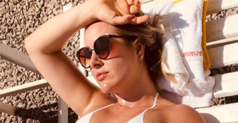 Ex-BBB Patrícia Leitte ostenta marquinha poderosa com biquíni de fita