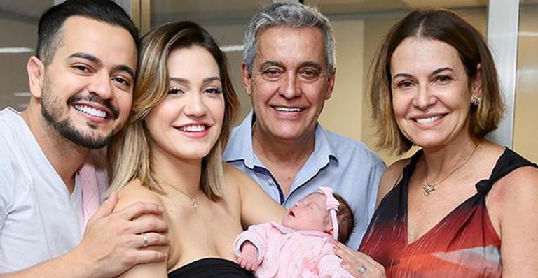 Mulher de Henrique, Raíssa, filha de Mauro Naves, deixa a maternidade após dar à luz