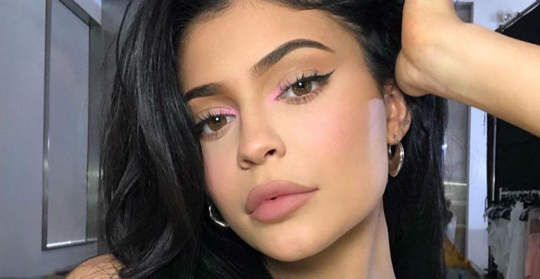 Após hospitalização, Kylie Jenner ressurge com abdômen trincado e impressiona