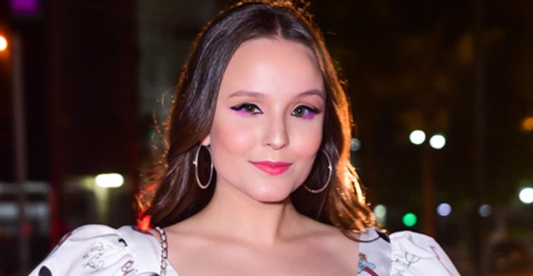 Larissa Manoela coloca o corpo para jogo em premiação em São Paulo