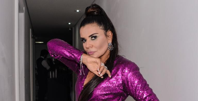 Aos 51 anos, Mara Maravilha choca fãs ao usar vestido com fenda cavadíssima em evento: ”Deusa”