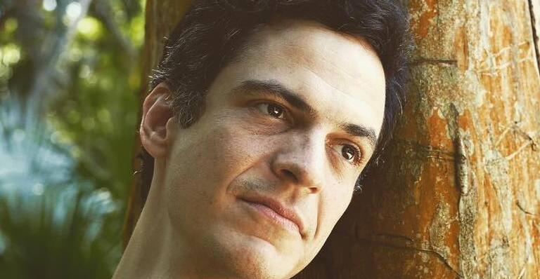 Mateus Solano leva calote de R$80 mil de empresa de venda online de ingressos e entra na Justiça