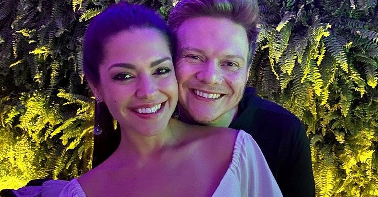 Nos bastidores do The Voice, Michel Teló posa agarradinho com Thais Fersoza