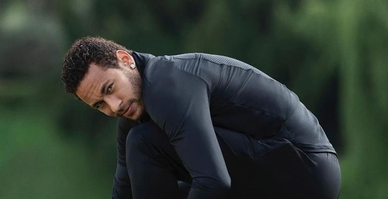 Neymar Jr. brinca nas redes sociais: ”Olhando pro amigo iludindo as minas”