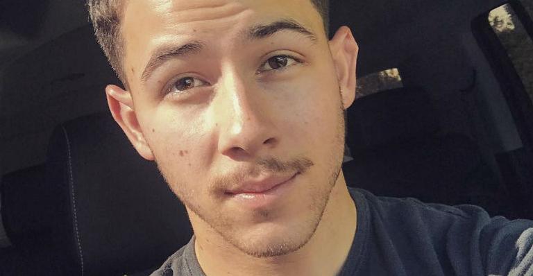 Nick Jonas revela que quase foi internado aos 13 anos por complicações de saúde