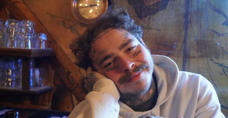 Post Malone tem reação hilária com fã após fã levantar a camisa no meio do show e vira meme na web