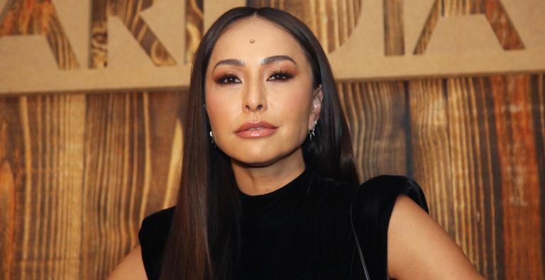 Ostentando look all black, Sabrina Sato atrai olhares em desfile de moda