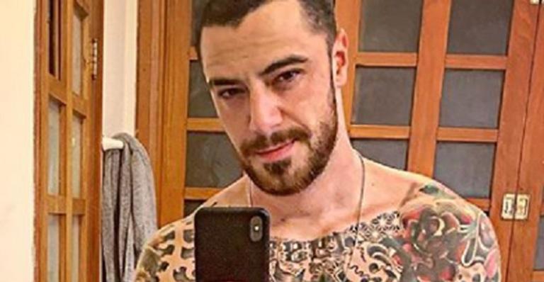 Só de toalha, Felipe Titto mostra sua mansão e impressiona pelo tamanho
