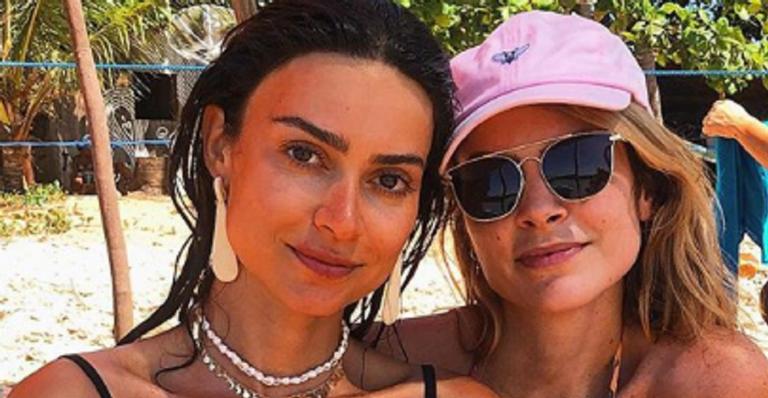 Julia Faria, madrinha do casamento, posa com Thaila Ayala e Renato Góes: ”Afilhadinhos”