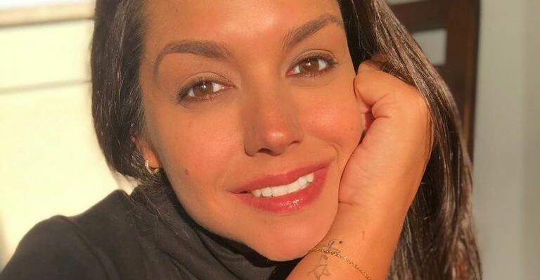 Thais Fersoza deixa tatuagem em local escondido aparecer em foto com Michel Teló