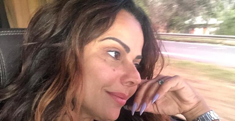 Vivane Araújo mostra drenagem radical no bumbum: ”Começando meu dia”