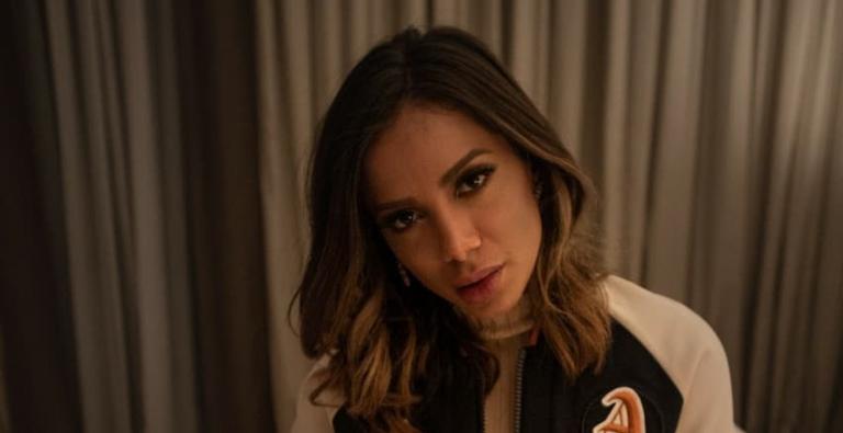 Anitta abre o jogo sobre suposto affair que mantém com uma de suas dançarinas: ”Quando rola, rola”