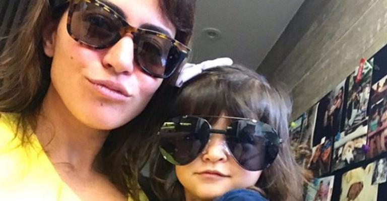 Carol Castro publica clique com a filha e relembra viagem para Fernando de Noronha