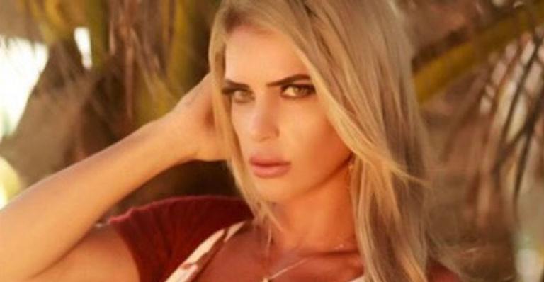 Denise Rocha empina bumbum em banheira só de biquíni e eleva a temperatura