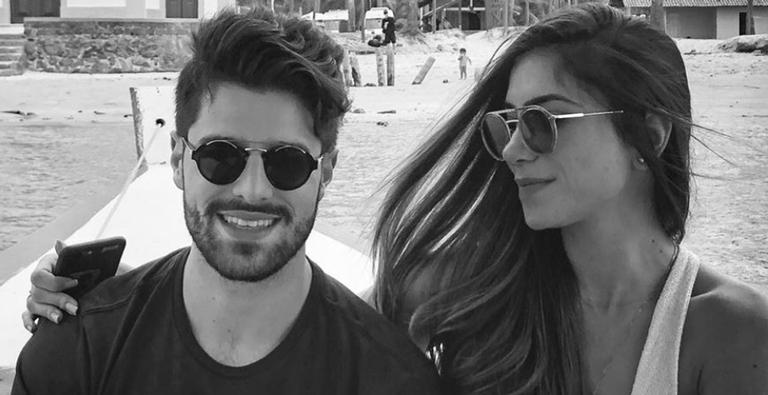 Grávida, Romana Novais surge de barriga de fora e DJ Alok questiona: ”Guardou meu filho na bolsa?”
