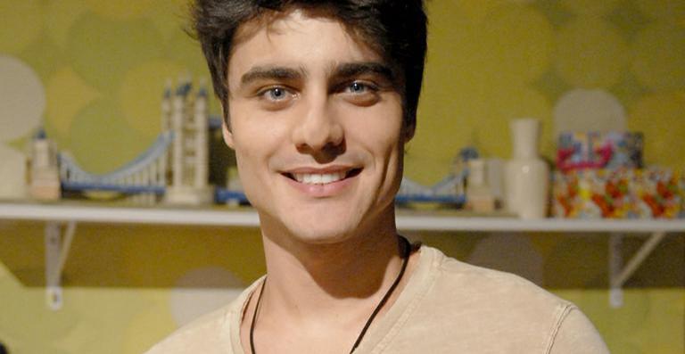 Guilherme Leicam expõe na web cantadas que vem recebendo após personagem gay: ”Respondo todas!”