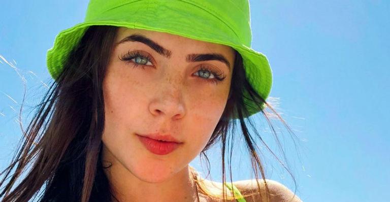 Na praia, Jade Picon exibe barriga negativa e corpo de dar inveja