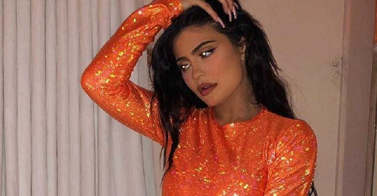 Após cair na farra com as amigas, Kylie Jenner se dirige à local misterioso