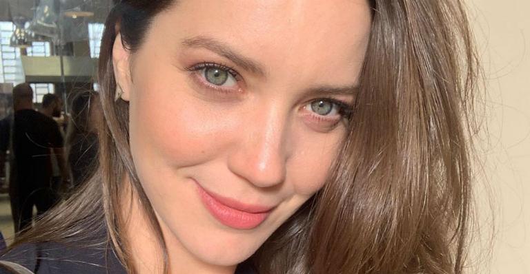 Nathalia Dill tem surpresa no camarim da novela: ”Olha o que tava passando”