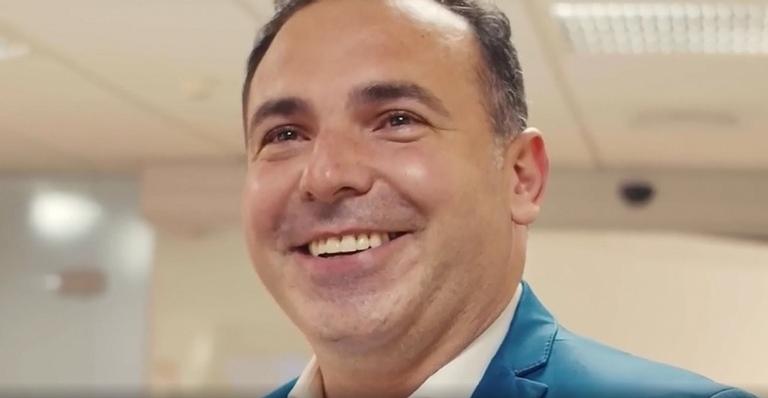 Reinaldo Gottino é recebido de pé pelos colegas e vai às lágrimas ao pisar pela primeira vez na CNN