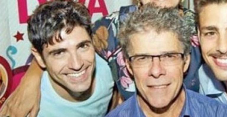 Seguidores de Reynaldo Gianecchini discutem após ator postar foto com presença de José Mayer