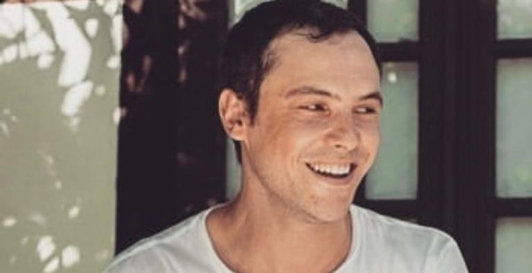 Sergio Guizé posta clique do começo de sua adolescência: ”Dia de rock e de tbt”