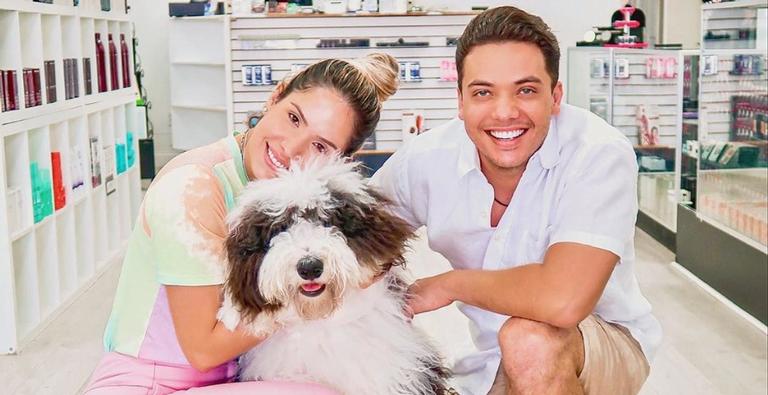 Em Orlando, Wesley Safadão faz babyliss no cabelo de Thyane Dantas: ”Será que levo jeito?”