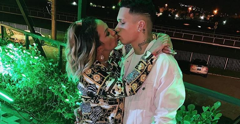 Valesca Popozuda celebra os 20 anos do filho com direito a declaração emocionante e selinho