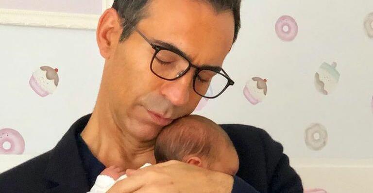 César Tralli compartilha foto com a filha no colo e encanta web com beleza da pequena: ‘Que boneca’