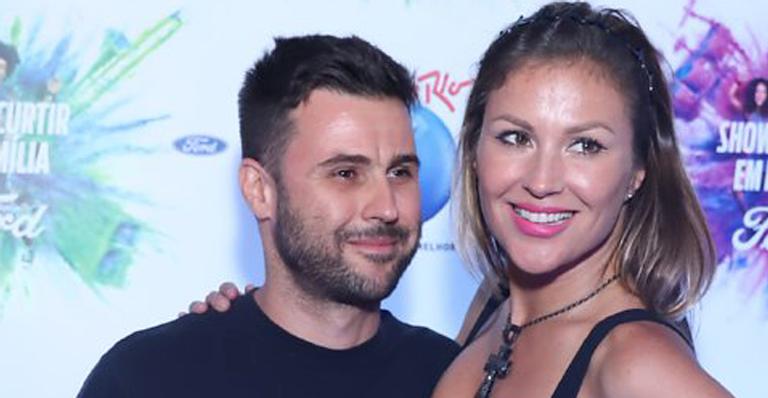 Apaixonada, Ellen Jabour curte Rock in Rio na companhia do namorado