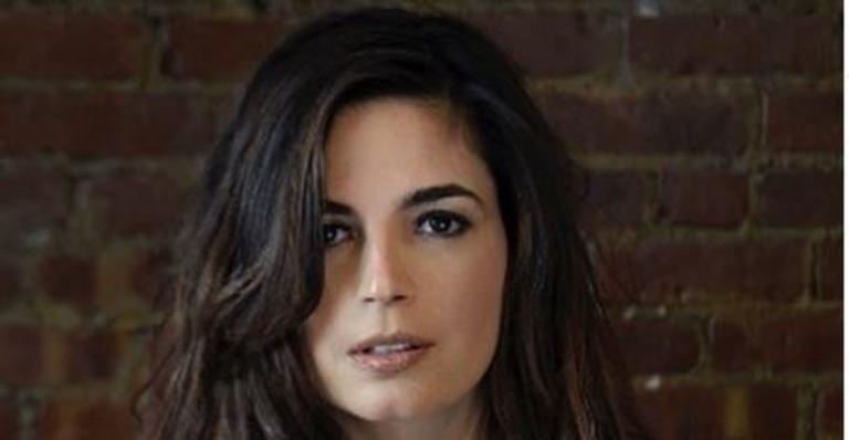Emanuelle Araújo surge namorando modelo irresistível e surpreende web: ”Gosto da pegação!”