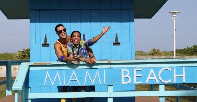 Em Miami, Emiliano D’Ávila e Samantha Schmütz gravam cenas para nova temporada de ‘Vai Que Cola’