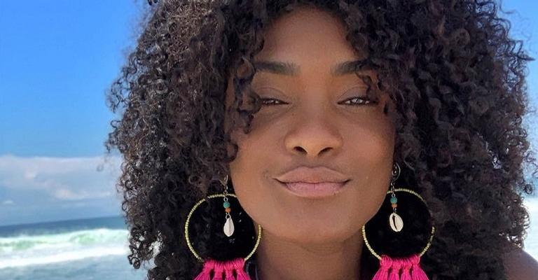 Erika Januza esbanja charme ao posar na TV Globo com a cabeça raspada