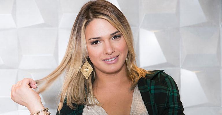 Glamour Garcia anuncia casamento com o namorado: ”Só esperando a novela acabar”