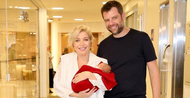 Luiza Possi encanta a web ao postar foto de seu filho recém-nascido sorrindo: ”Fofurice aguda”