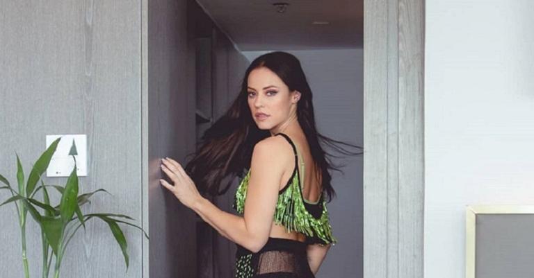 Como Vivi Guedes, Paolla Oliveira impressiona com look transparente