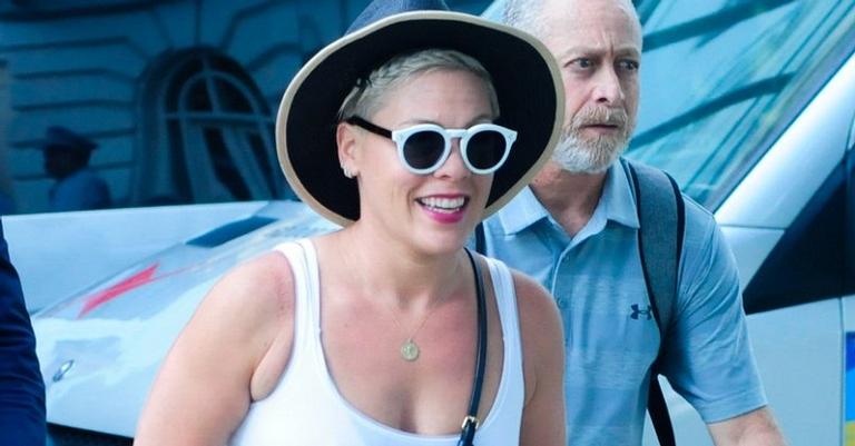 Rock in Rio: Pink esbanja simpatia ao receber fãs na porta do hotel no Rio
