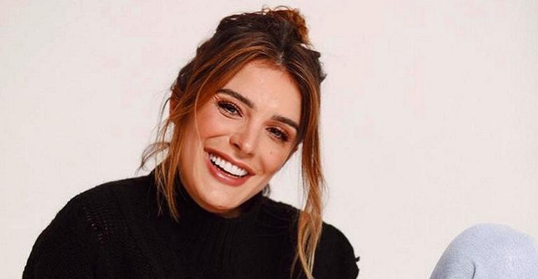 Rafa Brites encanta a web ao posar em momento fofo com o filho e declara: ”Mamãe-sofá”