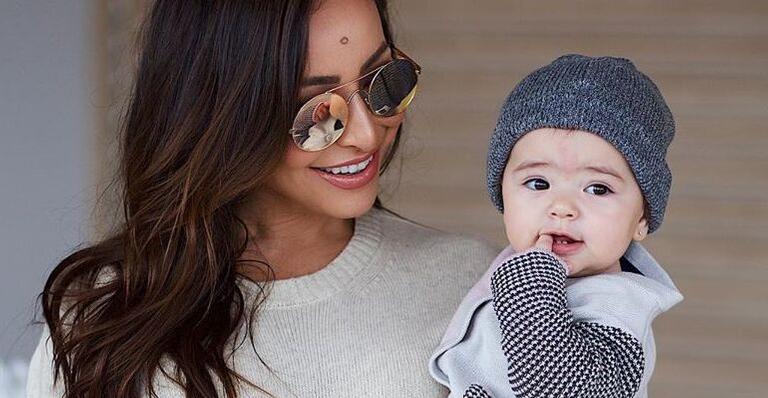 Filha de Sabrina Sato encanta a web ao aparecer de maiô, óculos e lenço em dia de praia na Bahia