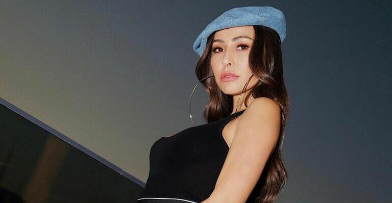 Toda de branco e de tênis, Sabrina Sato rouba a cena em casamento na Bahia