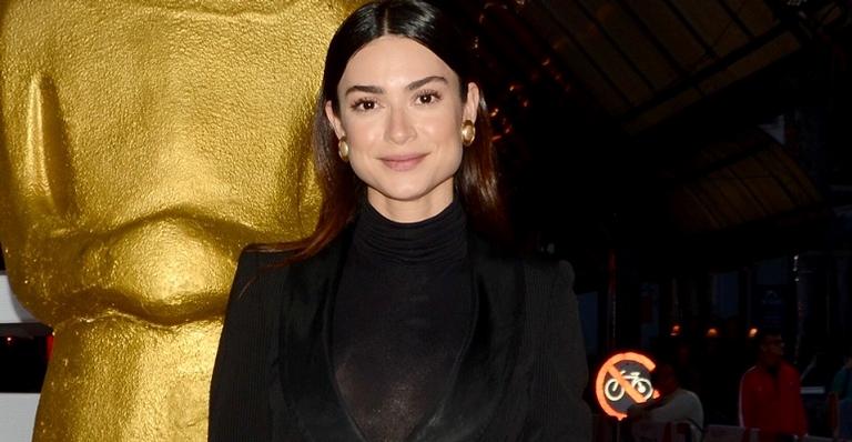 Prestes a se casar, Thaila Ayala posa de biquíni e encanta com boa forma