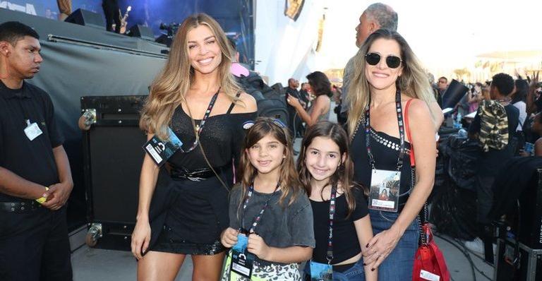 Grazi Massafera e Ingrid Guimarães levam as filhas para curtir o Rock In Rio