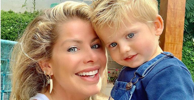Fofura! Karina Bacchi posa ao lado de Enrico e deixa web apaixonada