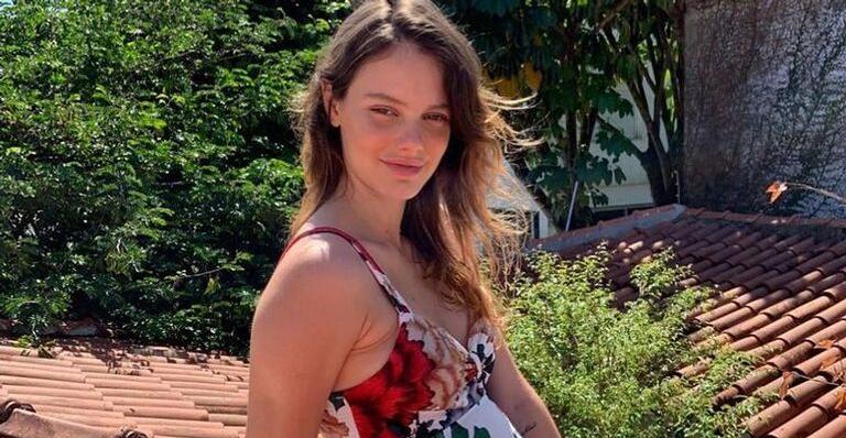 Grávida de Chay Suede, Laura Neiva exibe barrigão ao tomar sol